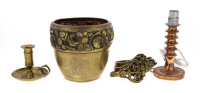 Lote 87 - CONJUNTO DIVERSO EM METAL - Composto de 6 peças sendo 3 apliques de parede em metal dourado para reposteiros, cache-pot em metal com decoração floral repuxada com 17x17 cm, candeeiro de mesa em cobre com formato torneado com 19 cm e palmatória e