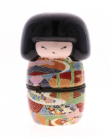 Lote 94 - CAIXA EM FORMA DE KOKESHI - Em porcelana policromada com aros em metal. Dim: 14 cm