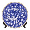 Lote 189 - VISTA ALEGRE, PRATO - Decorado com motivos florais, fundo a azul, marcado na base (1947-1968). Dim: 27,5 cm de diâmetro. Nota: sinais de uso e armazenamento, com manchas