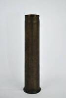 Lote 11 - Invólucro de bala de obus de 76.2 mm em latão, datada de 1923, com 40 cm de altura e 10,5 cm de diâmetro de base