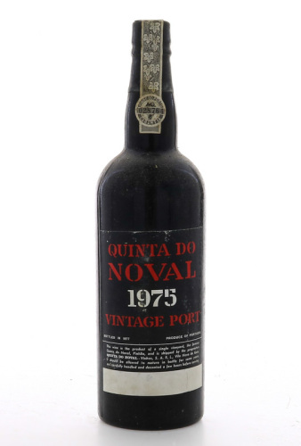 Lote 2004 - PORTO QUINTA DO NOVAL VINTAGE 1975 – Garrafa de Vinho do Porto, Engarrafado em 1977, (750ml). Nota: garrafa idêntica à venda por € 280. Garrafa podendo apresentar perda adequada ao período de engarrafamento e rótulos e lacre danificados. Consu