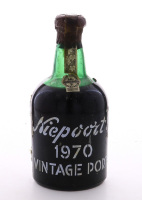 Lote 2014 - PORTO NIEPOORT´S VINTAGE - Garrafa de Vinho do Porto, Vintage Port 1970, Engarrafado em 1972, (750ml aprox.). Nota: garrafa idêntica à venda em € 360. Rótulo e lacre danificados, ligeira perda. Consultar valor indicativo em https://www.garrafe