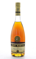 Lote 2030 - COGNAC RÉMY MARTIN V.S. GRAND CRU - Garrafa de Cognac Premium, (70cl - 40%vol). Nota: garrafa idêntica à venda por € 66 ($ 74,56) conversão do dia. Consultar valor indicativo em http://sendliquor.com/id100137list39product.html