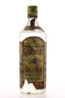 Lote 2081 - GIN GORDON´S LONDON DRY GIN - Garrafa de Gin, anos 50 / 60's, Tanqueray, Gordon & Cª, (750ml). Nota: garrafa semelhante do mesmo ano foi vendida por € 234 (£ 210) conversão do dia. Rótulos com desgaste. Consultar valor indicativo em https://ww