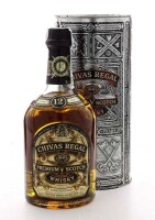 Lote 2101 - WHISKY CHIVAS REGAL 12 ANOS PREMIUM - Garrafa de Whisky, Escócia (700ml - 40%vol). Nota: garrafa idêntica à venda por € 30. Em caixa de metal original. Consultar valor indicativo em http://www.garrafasdecolecao.com/?product=chivas-regal-12-ano