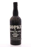 Lote 2115 - PORTO KOPKE QUINTA ST. LUIZ VINTAGE 1983 - Garrafa de Vinho do Porto, (750ml -20%vol). Nota: garrafa idêntica à venda por € 59. Lacre danificado. Consultar valor indicativo http://www.lojadovinho.com/loja/vinhos-generosos/vinho-do-porto-vintag