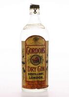 Lote 2124 - GIN GORDON´S LONDON DRY GIN - Garrafa de Gin, anos 50 / 60's, Tanqueray, Gordon & Cª, (750ml). Nota: garrafa semelhante do mesmo ano foi vendida por € 234 (£ 210) conversão do dia. Rótulos com desgaste. Consultar valor indicativo em https://ww