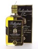 Lote 2203 - WHISKY BALANTINES 12 YEARS - Garrafa de Whisky, Very Old, Scotch, Escócia, (70cl - 40%vol). Nota: garrafa idêntica à venda por € 400. Em caixa de cartão original danificada. Consultar valor indicativo em http://coleccoes.grandemercado.pt/lisbo