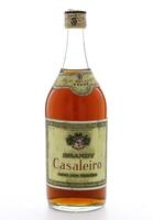 Lote 2214 - OLD BRANDY CASALEIRO 5 ESTRELAS - Garrafa de Brandy, Qualidade Superior, Caves Dom Teodósio. (950ml - 40%vol). Nota: garrafa idêntica à venda por € 35. Consultar valor indicativo em https://www.hatudo.pt/alimentacao-bebidas-brandy-old-brandy-c