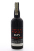 Lote 2983 - PORTO QUINTA DO NOVAL VINTAGE 1975 – Garrafa de Vinho do Porto, Engarrafado em 1977, (750ml). Nota: garrafa idêntica à venda por € 280. Garrafa podendo apresentar perda adequada ao período de engarrafamento e rótulos e lacre danificados. Consu