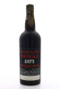 Lote 2987 - PORTO QUINTA DO NOVAL VINTAGE 1975 – Garrafa de Vinho do Porto, Engarrafado em 1977, (750ml). Nota: garrafa idêntica à venda por € 280. Garrafa podendo apresentar perda adequada ao período de engarrafamento e rótulos e lacre danificados. Consu