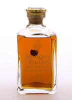 Lote 2988 - WHISKY HEDGES & BUTLER ROYAL 21 YEARS - Garrafa Decanter de Whisky, De Luxe Scotch Whisky, Royal Scotch Whisky, (700ml - 40%vol). Nota: garrafa idêntica à venda por € 120. Consultar valor indicativo em https://www.garrafeiraveneza.com/pt/adega