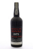 Lote 2991 - PORTO QUINTA DO NOVAL VINTAGE 1975 – Garrafa de Vinho do Porto, Engarrafado em 1977, (750ml). Nota: garrafa idêntica à venda por € 280. Garrafa podendo apresentar perda adequada ao período de engarrafamento e rótulos e lacre danificados. Consu