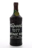 Lote 2993 - PORTO NIEPOORT´S VINTAGE 1977 - Garrafa de Vinho do Porto, Engarrafado 1979, (750ml - 20%vol). Nota: garrafa idêntica à venda por € 295. Consultar valor indicativo em https://www.garrafeiranacional.com/1977-niepoort-vintage-porto.html