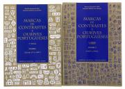 Lote 1006 - MARCAS DE CONTRASTES E OURIVES PORTUGUESES, LIVROS - 2 vols. Tomo I - (século XV a 1887), 4ª edição e Tomo II - (1887 a 1993), 3ª edição. Por Manuel Gonçalves Vidal e Fernado Moitinho de Almeida. Editora: Imprensa Nacional Casa da Moeda, 1997 e 1996 respectivamente. Dim: 21x15 cm. Encadernações de capa de brochura. Nota: sinais de manuseamento