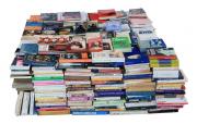 Lote 1 - GRANDE CONJUNTO DE LIVROS DIVERSOS - Composto por cerca de 450 livros de diversos títulos, autores e editoras. Com valor estimado de € 1.125. Contendo as mais variadas temáticas e gêneros literários, tais como: ficção, romance, saúde, ciências, religião, viagens, história, entre outros. Literatura portuguesa e estrangeira, autores de best sellers. Contendo entre outros "D. Quixote" de Miguel de Cervantes, "Papá Goriot" de Balzac, "As Bicicletas de Setembro" ...