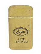Lote 54 - KINGSTR FC-5000, ISQUEIRO ELÉCTRICO VINTAGE - Em metal dourado com publicidade da "Liger Super Platinum". Dim: 38x70 mm. Nota: sinais de uso e armazenamento. Requer revisão