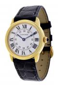 Lote 6142 - CARTIER, RELÓGIO DE PULSO DE SENHORA EM OURO DE 18KT - Modelo Ronde Solo, referencia 2987. Caixa em ouro 18KT com 29 mm e bracelete em pele original, marcada KD02AW01, com fecho em ouro de 18KT. Relógio similar à venda por € 5,045 (£4,450). Movimento de quartzo. Mostrador com numeração romana e árabe a preto e ponteiros a azul em fundo branco. Coroa com espinela em cabochão. Acompanha estojo original com instruções de manuseamento e manutenção e certificado de garantia em livro. Nota