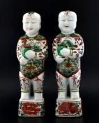 Lote 6139 - PAR DE FIGURAS EM PORCELANA DA CHINA SÉC. XVII/XVIII – Dinastia Qing, provavelmente período Kangxi (1662-1722), Representando figuras de meninos com jarros de flores decoração com esmaltes da família verde. Estas figuras têm uma avaliação/estimativa de venda de € 6.800 a € 11.000 da leiloeira Bonhams. Dim: 27 cm. Consultar valor indicativo em https://www.bonhams.com/auctions/18981/lot/638/