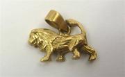 Lote 19 - Pendente de ouro, motivo Leão, com 1,5cm de largura e o peso de 2,6gr