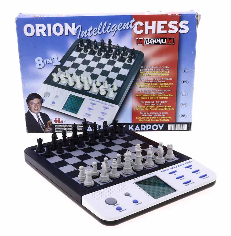 Lote 239 - ORION INTELLIGENT CHESS - Jogo de xadrez “Millennium”, 8 em 1,  funcionamento a pilhas, recomendado pelo campeão mundial de xadrez Anatoly  Karpov. Jogo de xadrez e mais 7 populares