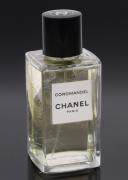 Lote 7 - CHANEL PARIS, FRASCO DE PERFUME – Chanel Paris “Coromandel”, Made in France, 200 ml. Perfume à venda por € 282,43 ($350). Nota: sem uso, embalagem com tampa, sem caixa. Perfume vendido exclusivamente nas lojas Chanel. Consultar valor indicativo em https://www.chanel.com/en_US/fragrance-beauty/fragrance-les-exclusifs-de-chanel-141030
