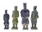 Lote 41 - GUERREIROS EM TERRACOTA - Conjunto de 4 guerreiros em terracota com decorações patinadas diversas. Dim: entre 15 e 21 cm. Nota: sinais de uso