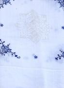 Lote 244 - TOALHA COM RENDA E BORDADOS - Antiga, tecido de cambraia branca, com renda e bordado manual em linha azul, padrão floral com dragões. Dim: 180x275. Nota: sinais de uso, manchas de estar guardada
