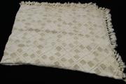 Lote 11 - COLCHA EM CROCHET - Colcha branca em crochet com franjas em três lados. Ligeiros sinais de uso. Dim: 250x225 cm