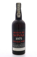 Lote 3022 - PORTO QUINTA DO NOVAL VINTAGE 1975 - Garrafa de Vinho do Porto, Engarrafado em 1977, (750ml). Nota: garrafa idêntica à venda por € 280. Garrafa podendo apresentar perda adequada ao período de engarrafamento e rótulos e lacre danificados. Consu