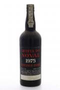 Lote 3030 - PORTO QUINTA DO NOVAL VINTAGE 1975 - Garrafa de Vinho do Porto, Engarrafado em 1977, (750ml). Nota: garrafa idêntica à venda por € 280. Garrafa podendo apresentar perda adequada ao período de engarrafamento e rótulos e lacre danificados. Consultar https://www.garrafeiranacional.com/1975-noval-vintage-porto.html