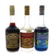 Lote 3221 - CONJUNTO DE LICORES BOLS - Conjunto de 3 garrafas de Licor composto de garrafa de Licor Maraschino, (750ml - 31%vol.), garrafa de Licor Creme de Cacao, (750ml - 27%vol.) e garrafa de Licor Blue Coraçao (750ml - 30%vol). Nota: apresentam perda