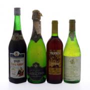 Lote 3253 - CONJUNTO DE GARRAFAS - Composto de 4 garrafas sendo uma garrafa de Vinho Branco, Dão Quinta do Margarido, 1989, (750ml), uma garrafa de Vinho Licoroso, Jeropiga, Paciência, Casa Agrícola Paciência, (750ml - 15%vol.), uma garrafa de Espumante Natura, Neto Costa, Extra Reserva, Caves Neto Costa (750 ml - 11,8%vol.) e uma garrafa de Sant'Gria, Vino Tinto Fiono com Frutos, Espanha, (750ml aprox. - 7,5%vol.). Nota: apresentam rótulos danificados