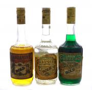 Lote 3350 - CONJUNTO DE LICORES BOLS - Conjunto de 3 garrafas de Licor composto de garrafa de Licor Mandarine, (750ml - 24%vol.), garrafa de Licor Gold Liqueur, (750ml - 30%vol.) e garrafa de Licor Green Coraçao (750ml - 34%vol.). Nota: apresentam perda