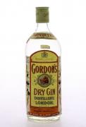 Lote 3392 - GIN GORDON'S - Garrafa de Gin Gordon's Dry Gin, Tankeray Gordon, England, (750ml - 47%vol.). Nota: garrafa similar à venda por € 65. Consultar valor indicativo em http://www.whiskyantique.com/london-dry-gin-gordon-s-spring-cap-75cl-40-bottled-in-the-70-s-80-s-gi0022e1