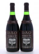 Lote 3394 - DÃO BARROCÃO 1992 - 2 garrafas de Vinho Branco DOC Dão, Barrocão 1992, das Castas Tinta Roriz e Bastardo, Caves do Barrocão - Sangalhos, (750ml - 12%vol.). Nota: Como consta do seu contra rótulo este vinho foi engarrafado após ter mostrado qualidades excepcionais e posteriormente estagiou nas galerias subterrâneas das Caves do Barrocão. Uma garrafa com topo da cápsula de protecção da rolha danificado