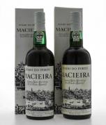 Lote 3395 - PORTO MACIEIRA - 2 Garrafas de Vinho do Porto Branco Seco, Aperitivo, (750ml aprox). Nota: conjunto com valor de venda de € 25 ( €12,50 unid). Em caixa de cartão original. Consultar valor indicativo em http://garrafeiraestadodalma.pt/index.php?route=product/product&product_id=4120