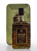 Lote 3482 - WHISKY LOGAN 12 ANOS - Garrafa de Whisky, De Luxe, White Horse Distillers, Escócia, (700ml - 40%vol). Nota: garrafa idêntica à venda por €29,90. Em caixa de metal original, ligeiramente danificada. Consultar valor indicativo em https://www.garrafeiranacional.com/logan-12-anos.html