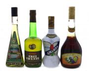 Lote 3608 - CONJUNTO DE LICORES - Conjunto de 4 garrafas de Licor composto de garrafa de Licor Kiwi, Kiwaker, (500ml - 20%vol.), garrafa de Licor Amaretto, Frei Vicente, (750ml - 28%vol.), garrafa de Licor Maracujá do Ezequiel, (860ml - 26%vol.) e garrafa de Licor Amanda, Finest Dutch Cream Cocktail, (700ml - 17%vol.)