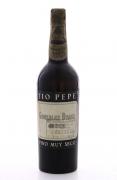 Lote 3613 - JEREZ TIO PEPE - Garrafa de Jerez, Tio Pepe, Fino Muy Seco, Gonzalez Byass, Produzido e engarrafado em Espanha (750ml aprox). Nota: garrafa idêntica à venda por € 20,56 (£18). Consultar valor indicativo em https://www.whiskyauctioneer.com/lot/41429/pic-bottle-neck-tio-pepe-fino-muy-seco-1950s