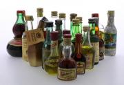 Lote 3712 - GARRAFAS MINIATURA - Conjunto de 21 garrafas/miniaturas de diversas bebidas nomeadamente Gin, Aguardente Velha, Bagaceira, Whisky, Vinho do Porto, Aniz, Licor Beirão e Brandy. Nota: diversas capacidades. Podem apresentar perdas ou rótulos algo danificados, conforme fotos