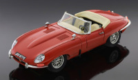 Lote 8 - BURAGO, JAGUAR "E", 1961 - Miniatura à escala 1:18, metal vermelho. Made in Italy. Nota: sinais de uso, ligeiras falhas na pintura e falta pisca dianteiro esquerdo