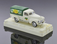 Lote 9 - SOLIDO, DODGE BACHÉ 4421 - Miniatura à escala 1/43, metal branco com publicidade "Sun Club", em caixa acrílica. Made in France. Nota: sinais de manuseamento