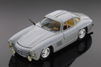 Lote 13 - REVELL G.M.B.H. 1988, MERCEDES 300 SL - Miniatura à escala 1:24, metal cinzento prateado. Made in China. Nota: sinais de manuseamento