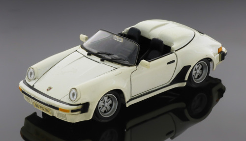 Lote 25 - MAISTO, PORSCHE 911 SPEEDSTER, 1989 - Miniatura à escala 1:24, metal branco. Made in Thailand. Nota: sinais de manuseamento