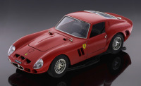 Lote 27 - BURAGO, FERRARI GTO, 1962 - Miniatura à escala 1:18, metal vermelho. Made in Italy. Nota: sinais de manuseamento. Falhas e defeitos, pintura, porta direita solta, falta farol traseiro direito e pisca dianteiro direito