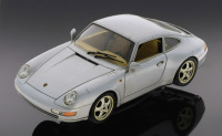 Lote 28 - BURAGO, PORSCHE CARRERA 911 - Miniatura à escala 1:25, metal cinzento prateado. Made in Italy. Nota: sinais de armazenamento e ligeiros desgastes