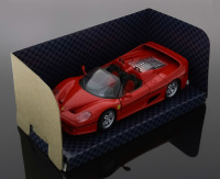 Lote 43 - MAISTO, FERRARI F50, 1995 - Miniatura à escala 1:24, metal vermelho, em caixa original. Shell Collezione, com aprovação da Ferrari. Made in Thailand. Nota: sinais de armazenamento