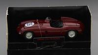 Lote 88 - FERRARI 750 MONZA, 1955 - Miniatura à escala 1:38, metal bordô, em caixa original. Shell Collezione, com aprovação da Ferrari. Made in China. Nota: sinais de armazenamento