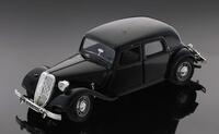 Lote 95 - BURAGO, CITROËN T.A. 15 CV, 1938 - Miniatura à escala 1:24, metal preto. Made in Italy. Nota: sinais de manuseamento, ligeiras falhas na pintura e falta o farol dianteiro esquerdo